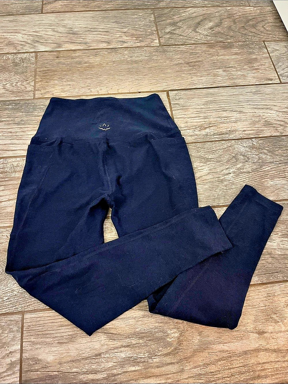 Beyond Yoga 25” inseam high rise with pockets leggings navy blue